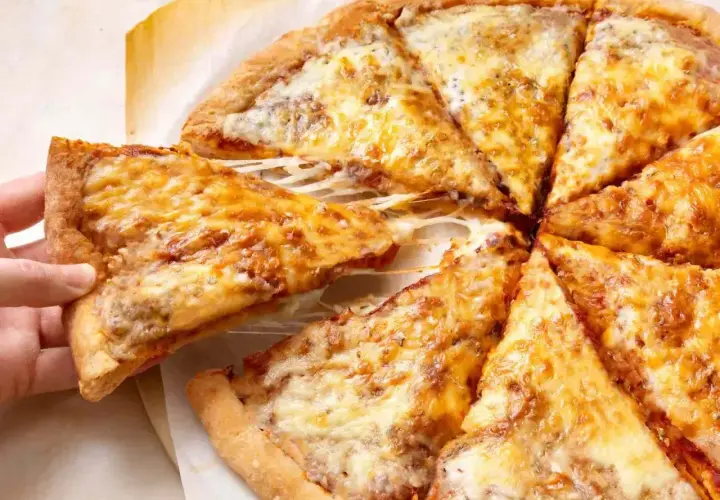 Pyszne, gorące ciasto na pizzę z ciągnącym się serem. Idealne na wspólny wieczór.