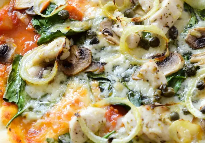 Kurczak na pizzę surowy czy smażony - który wybór jest lepszy?
