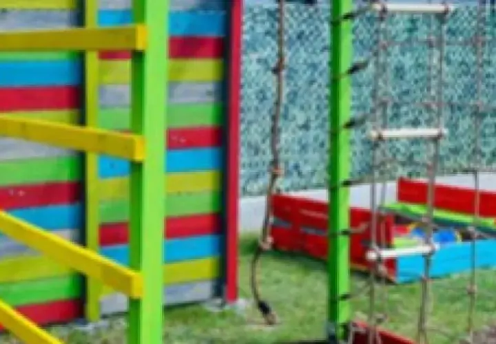 Jak zbudować plac zabaw dla dziecka i uniknąć niebezpieczeństw