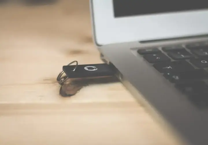 Pendrive podłączony do laptopa, gotowy do użycia. Dowiedz się, jak zrobić bootowalny pendrive.