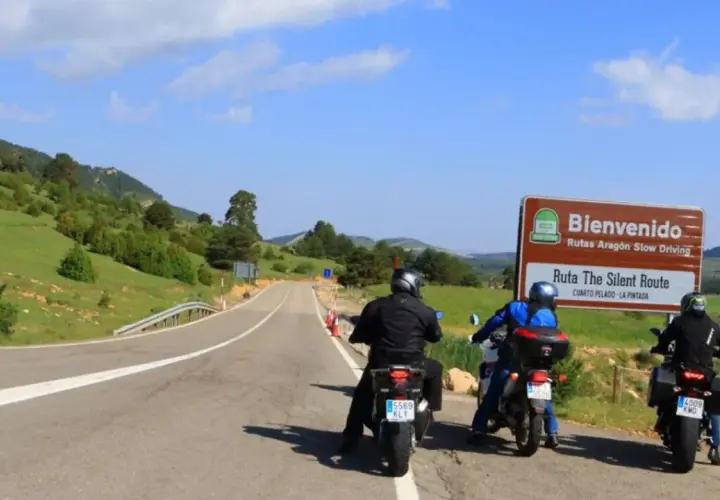 Motociclistas inician la ruta del silencio Teruel, un paisaje verde y montañoso.