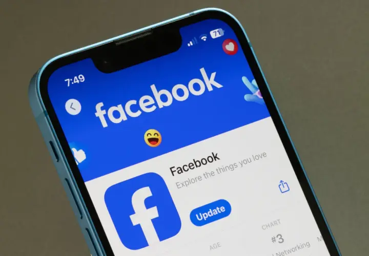 Ekran telefonu z aplikacją Facebook. Dowiedz się, jak usunąć relacje z FB, aby uporządkować swoje konto.