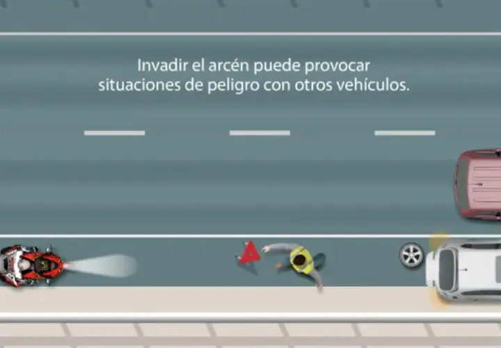 Una moto circula por el arcén, creando una situación de peligro. El texto indica que invadir el arcén puede ser peligroso.