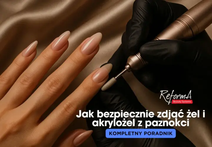 Dłoń z paznokciami w cielistym kolorze, na której widać frezarkę. Poradnik: jak zdjąć akrylożel z paznokci.