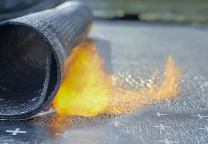 Rolle wird mit Flamme erhitzt, um eine wasserdichte Schicht zu schaffen – eine moderne bitumen alternative.