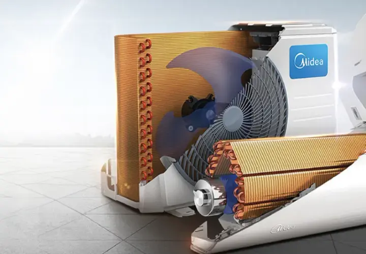 Componentes internos de un aire acondicionado Midea, mostrando el ventilador y los serpentines de cobre. Ideal para el mantenimiento del aire acondicionado.