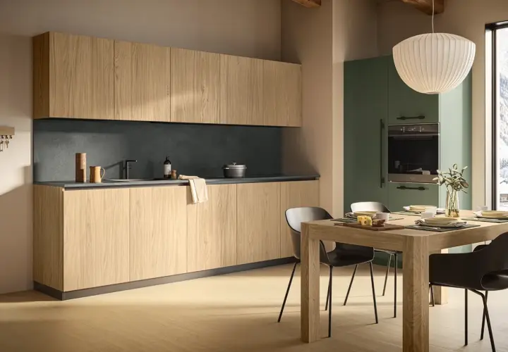Un elegante montaggio cucina con ante in legno chiaro, piano scuro e un'isola centrale. La luce naturale illumina l'ambiente.