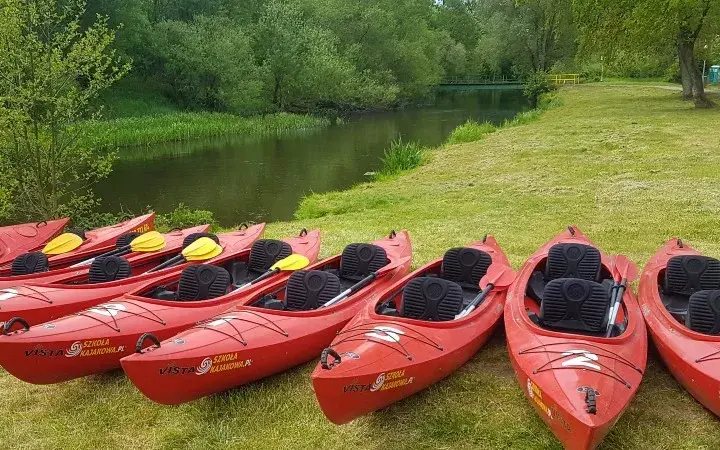 Ile kosztuje spływ kajakowy? Kompleksowe zestawienie cen