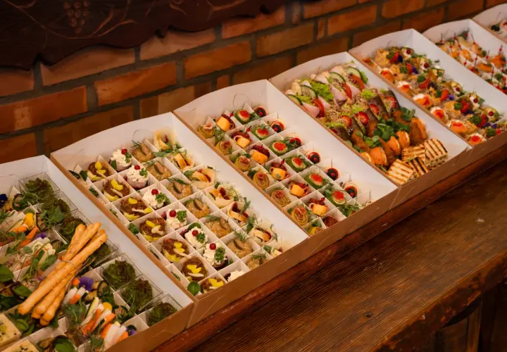 Catering do domu: Jak zorganizować idealne przyjęcie bez stresu?