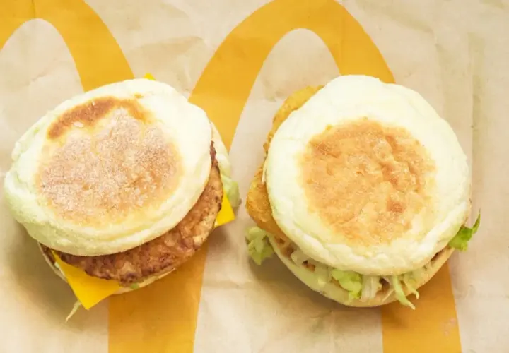 Dwa McTosty z bekonem i serem, idealne na szybki posiłek. Kcal w sam raz!