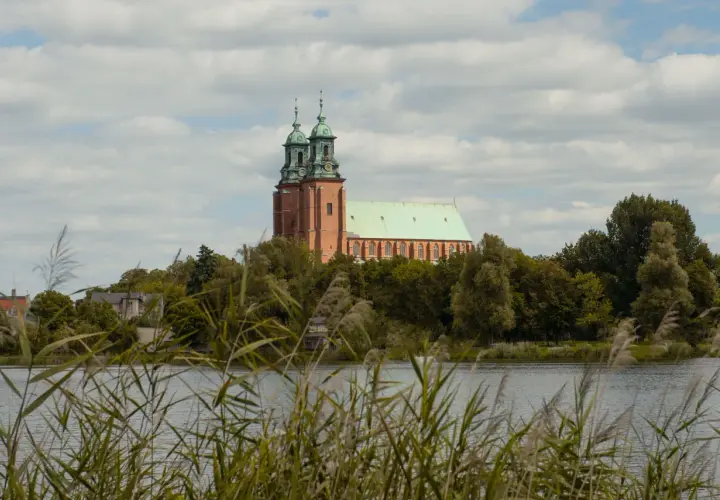 Majestatyczna katedra w Gnieźnie, jedna z głównych atrakcji miasta, góruje nad jeziorem.