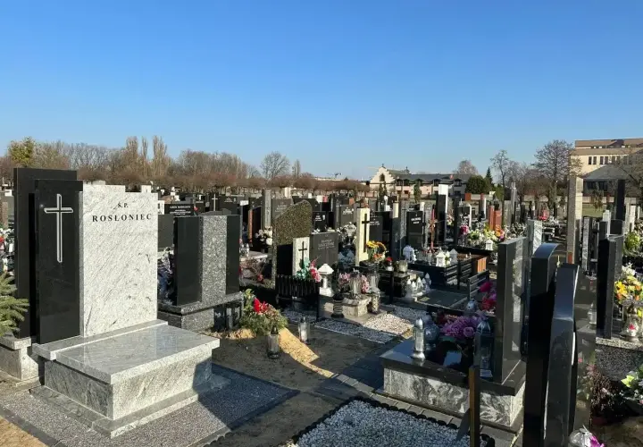 Ile kosztuje pochówek na cmentarzu komunalnym? Sprawdź, jak uniknąć wysokich opłat