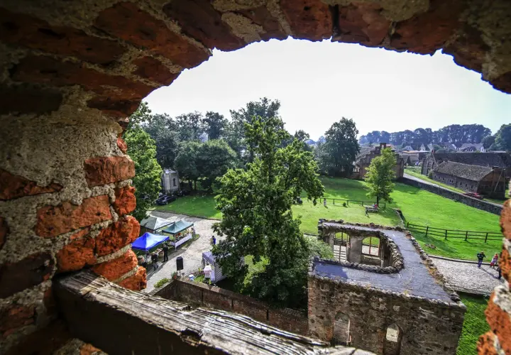 Zamek w Pęzinie - tajemnice historii i atrakcje do odkrycia