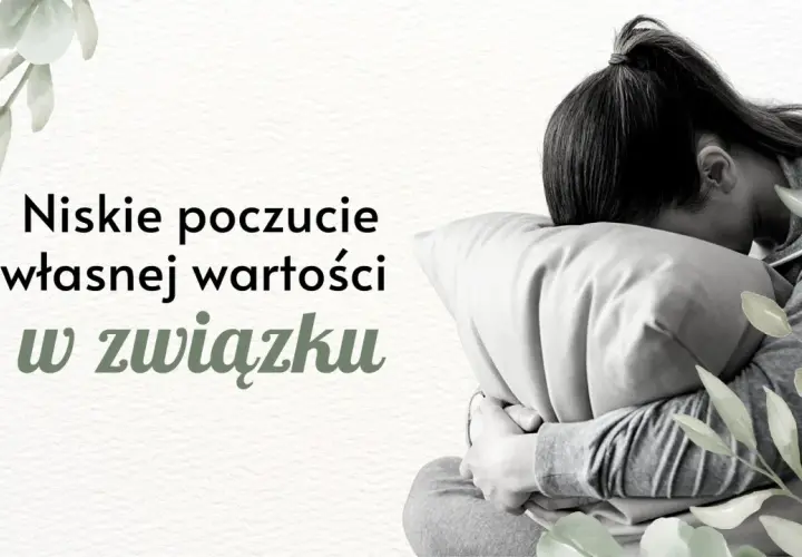 Smutna osoba przytula poduszkę, symbolizując niskie poczucie własnej wartości w związku.