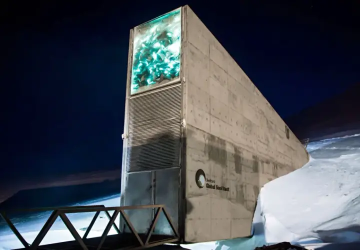 La banca dei semi Norvegia, la Global Seed Vault, è un imponente bunker di cemento immerso nella neve e nell'oscurità artica.
