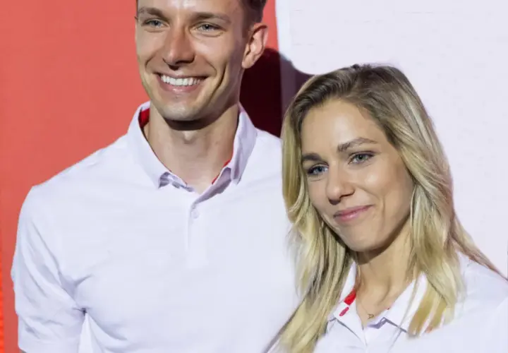 Aleksandra Grabowska i jej mąż, uśmiechnięci, w białych koszulkach polo.