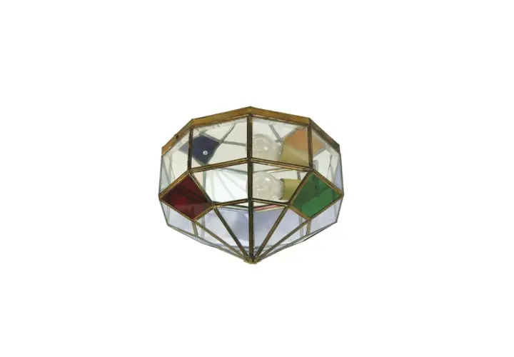 Un plafón granadino de cristal emplomado con rombos de colores rojo, verde, azul y naranja, y bombillas visibles.