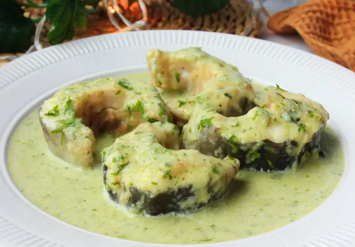 Rodajas de congrio en salsa verde, un plato tradicional lleno de sabor y frescura.