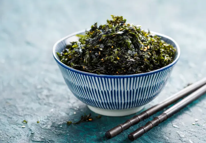 Ciotola di alga nori croccante, condita con semi di sesamo. Perfetta per accompagnare riso o come snack. Ecco alga nori come usarla!
