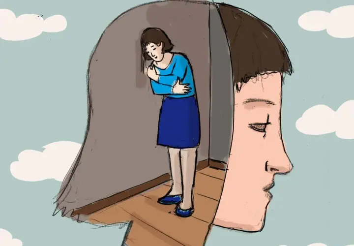 Una donna si stringe in un angolo, mentre la sua testa si apre rivelando un volto esterno. Le conseguenze del ricovero in psichiatria sono visibili.