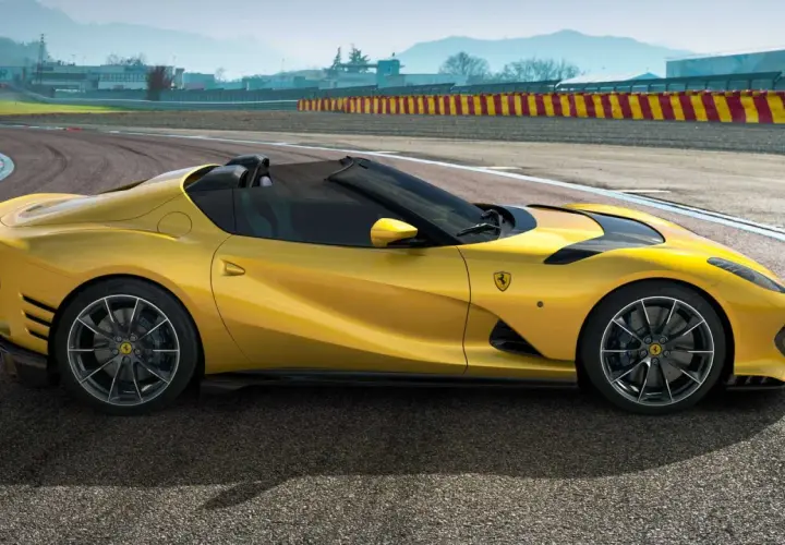 Żółty kabriolet Ferrari 812 Competizione na torze wyścigowym, gotowy do jazdy.