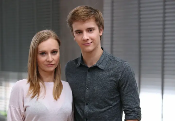 Maciej Musiał z rodzicami, uśmiechnięty młody mężczyzna obok swojej mamy.