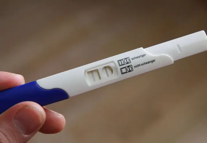Schwangerschaftstest zeigt zwei Streifen. Die Frage "wann nach Eisprung testen?" wird hier beantwortet: Ein positives Ergebnis deutet auf eine Schwangerschaft hin.
