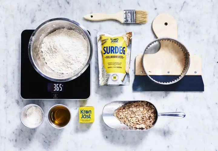 Ingredienser för brödbakning: mjöl, surdeg, jäst, olja, havregryn. Undrar du varför jäser inte degen? Här finns svaret!