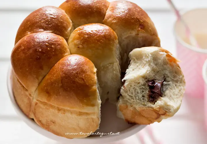Un soffice danubio dolce, con palline dorate che nascondono un cuore cremoso di cioccolato. Perfetto per una colazione golosa.
