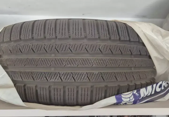 Opona zimowa Michelin, gotowa do przechowywania. Zapewnia bezpieczne użytkowanie w trudnych warunkach.
