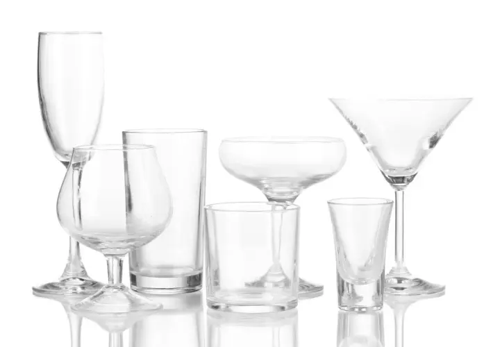 Różnorodne kieliszki do drinków: wysokie do szampana, pękate do koniaku, klasyczne martini i inne.