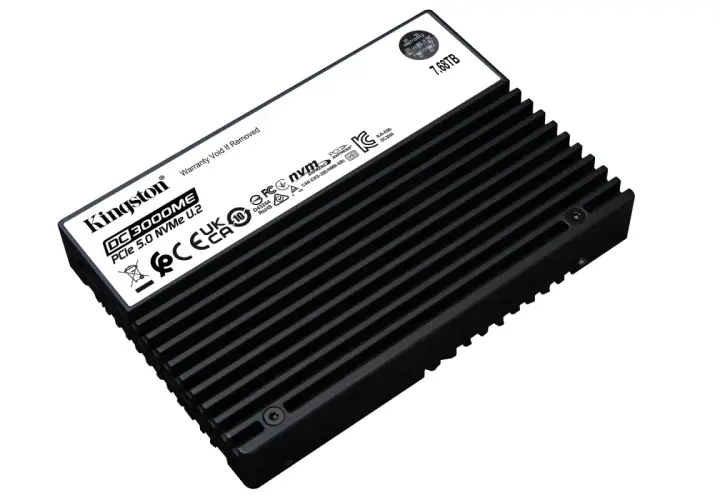 Dysk Kingston DC3000ME 7.68TB PCIe 5.0 NVMe U.2 z radiatorem. Porównanie wydajności NVMe vs NGFF.