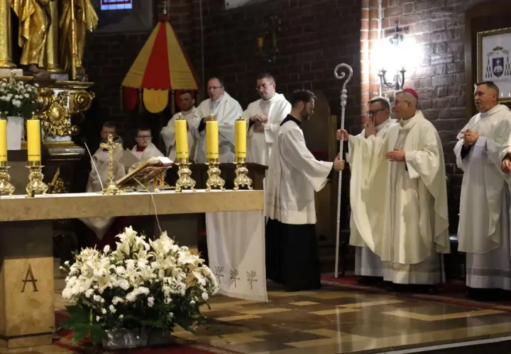 Uroczystość 3 października w kościele. Księża w białych szatach stoją przy ołtarzu, obok chłopcy ministranci.