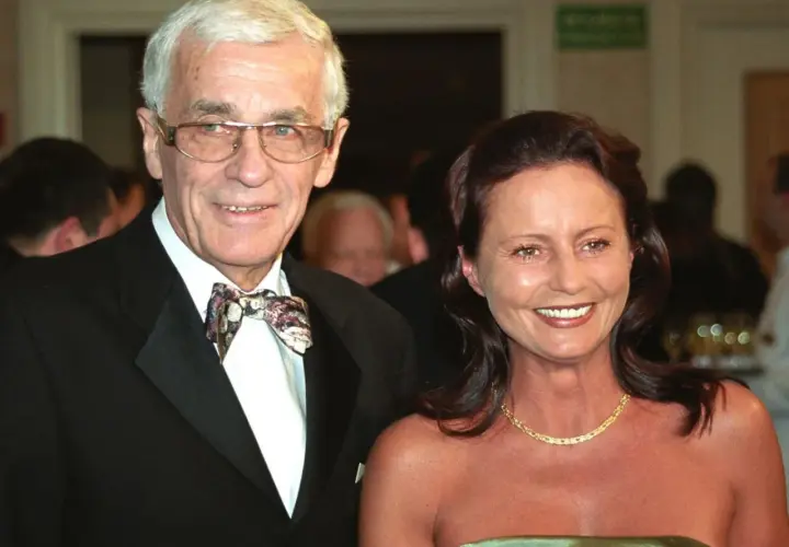 Adam Hanuszkiewicz z żoną, uśmiechnięci, elegancko ubrani.