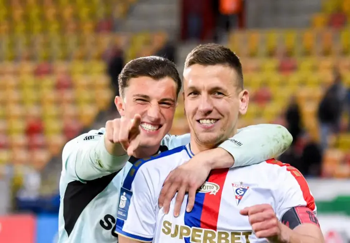 Dwóch piłkarzy Jagiellonii Białystok świętuje zwycięstwo nad Górnikiem Zabrze.