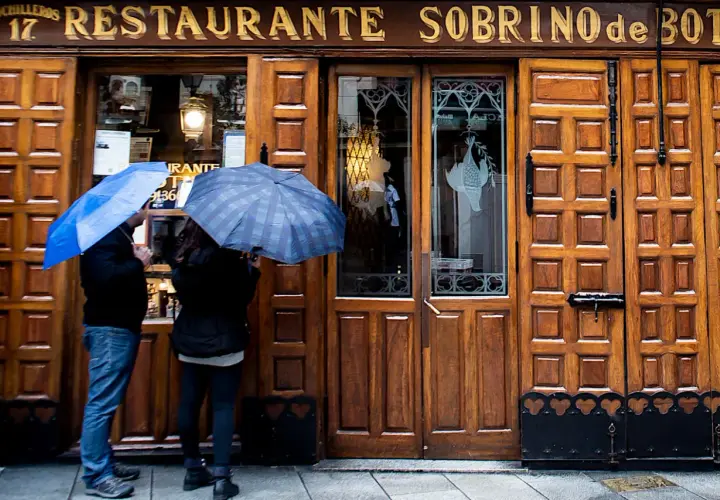 Para deszczowa przed wejściem do Sobrino de Botín, najstarszej restauracji w Europie.
