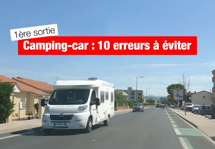 Un camping-car blanc roule sur une route, prêt pour un tour du monde. Texte : "Camping-car : 10 erreurs à éviter".