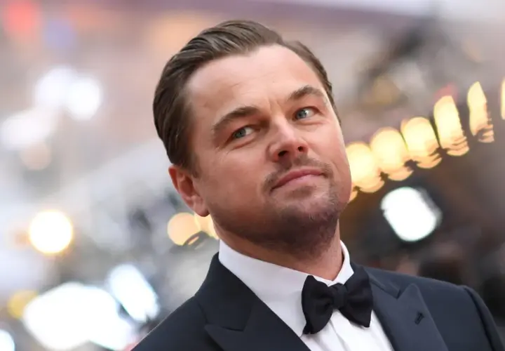 Leonardo DiCaprio w garniturze z muszką. Zastanawiasz się, ile zarabia Leonardo DiCaprio?