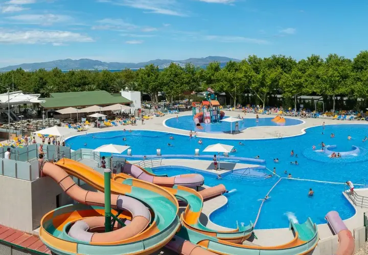Disfruta de los mejores campings Costa Brava con piscinas, toboganes y sol. ¡Un paraíso acuático para toda la familia!