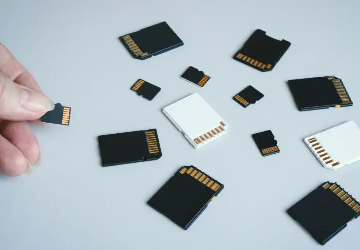Różne rozmiary kart pamięci, w tym microSD i SD. Zastanawiasz się, karta SD co to jest? To małe, przenośne nośniki danych.