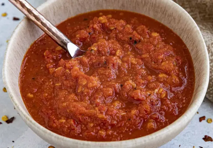 En skål med hemlagad chilisås, perfekt för ditt nästa chilisås recept.
