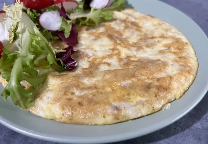 Omlet z sałatką na talerzu, idealny na śniadanie. Znajdziesz więcej takich przepisów na blogu fodmap przepisy.