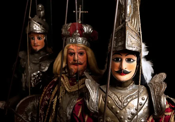 Marionette dell'Opera dei Pupi, un'arte che incarna le tradizioni siciliane. Guerrieri con armature scintillanti e volti espressivi, pronti a narrare epiche gesta.