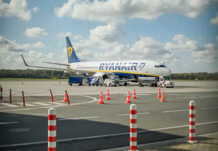 Samolot Ryanair na płycie lotniska. Zastanawiasz się, ile wcześniej trzeba być na lotnisku Ryanair?