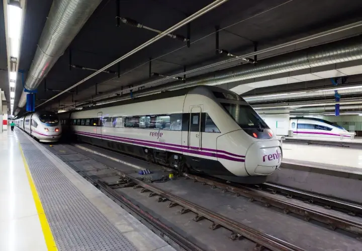 Trenes Renfe Alvia en estación, listos para el viaje de Vigo a Barcelona.