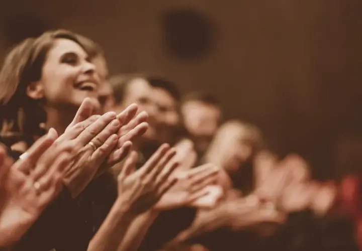 Jak się ubrać do teatru na kabaret, by czuć się komfortowo i stylowo