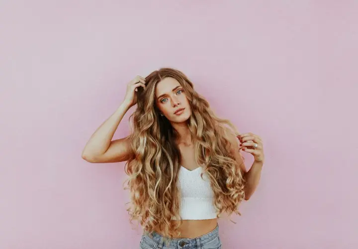 Mujer con cabello largo y ondulado, con un estilo que realza el contouring pelo.
