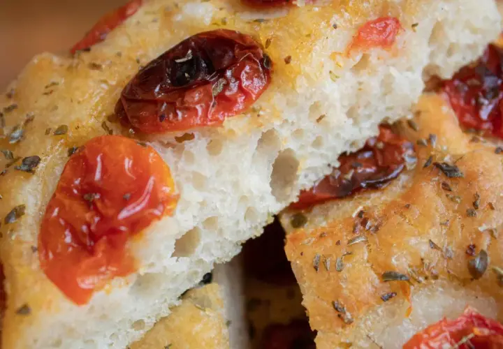 Puszysta focaccia z pomidorkami koktajlowymi i ziołami. Idealna na oryginalna włoska focaccia przepis.