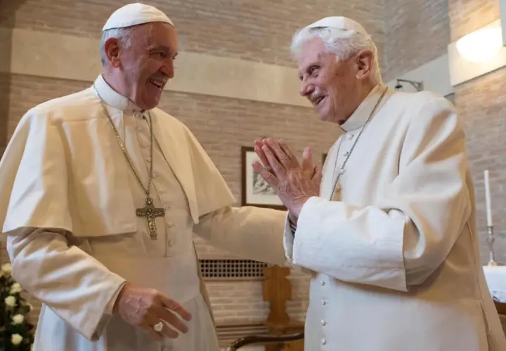 Zwei Päpste, Franziskus und Benedikt XVI., lachen sich an. Ihre Namen sind in der Geschichte des Papsttums unvergessen.