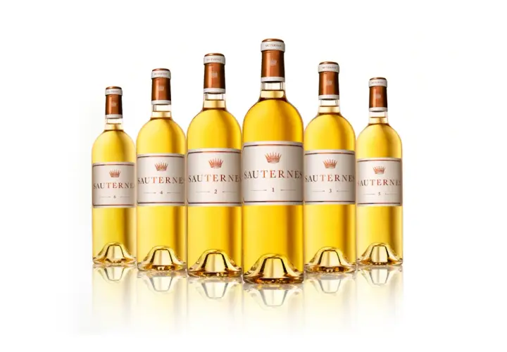 Six bouteilles de Sauternes aux étiquettes numérotées, reflétant la richesse des millésimes.